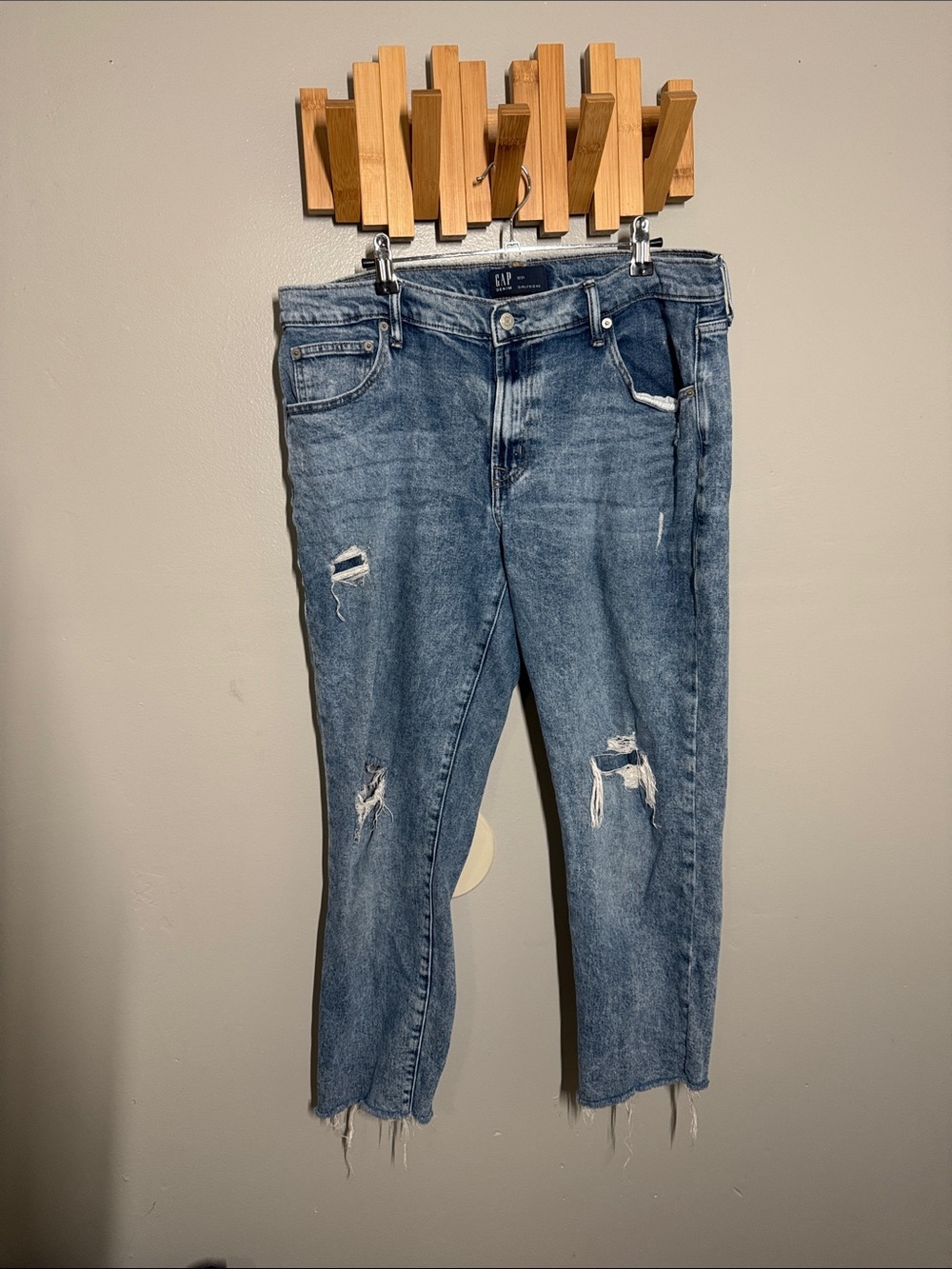 GAP Distressed Cropped Ankle Jeans in Blue